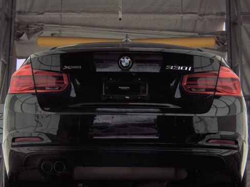 Used 2018 BMW 330i xDrive Sedan w/ Convenience Package image 5