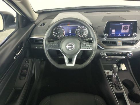 Used 2025 Nissan Altima 2.5 SV FWD image 17