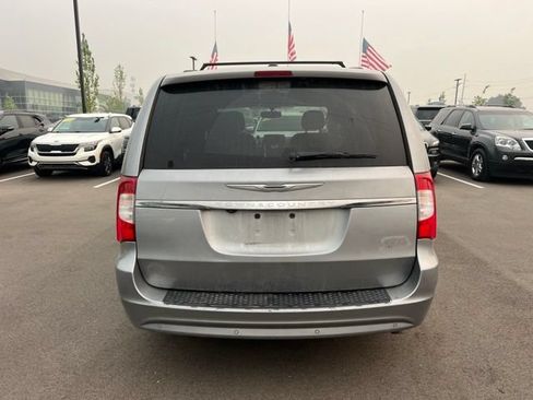Used 2015 Chrysler Town & Country Touring-L w/ Driver Convenience Group FWD image 6