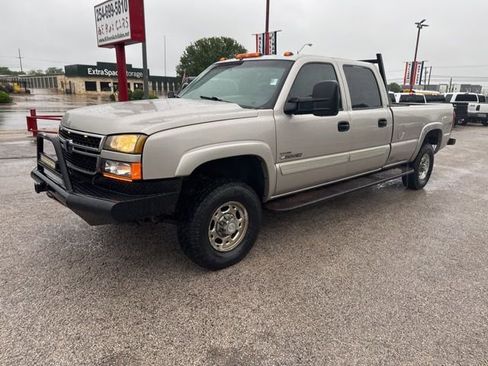 Used 2006 Chevrolet Silverado 2500 LT w/ Heavy-Duty Power Package AWD/4WD image 3