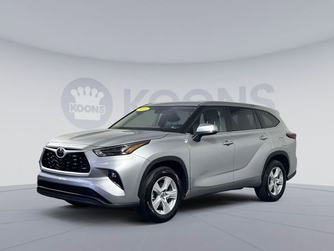 Used 2025 Toyota Highlander LE image 1
