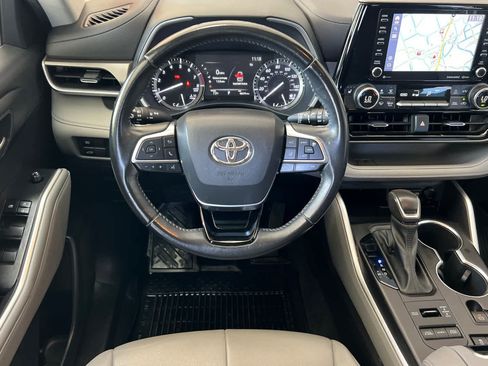 Used 2021 Toyota Highlander XLE AWD/4WD image 15