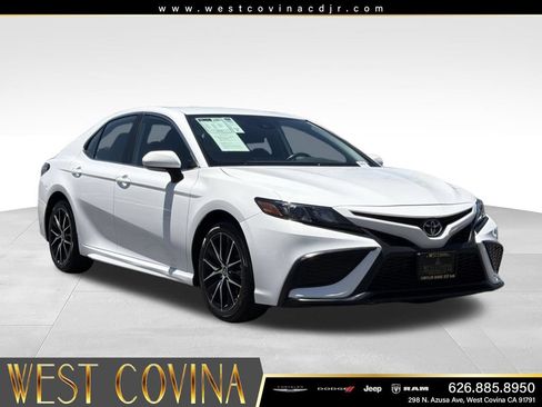 Used 2024 Toyota Camry SE FWD image 1
