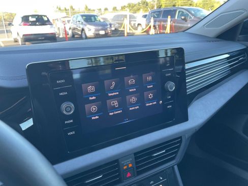 Used 2025 Volkswagen Jetta SE image 21