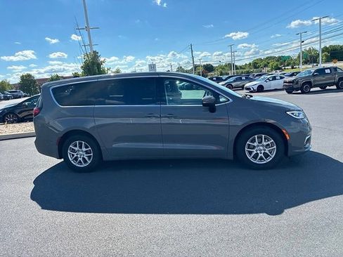 Used 2023 Chrysler Pacifica Touring-L FWD image 4