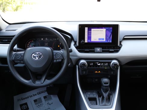 Used 2025 Toyota RAV4 XLE FWD image 31