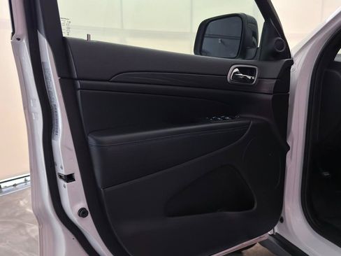 Used 2019 Jeep Grand Cherokee Laredo AWD/4WD image 17