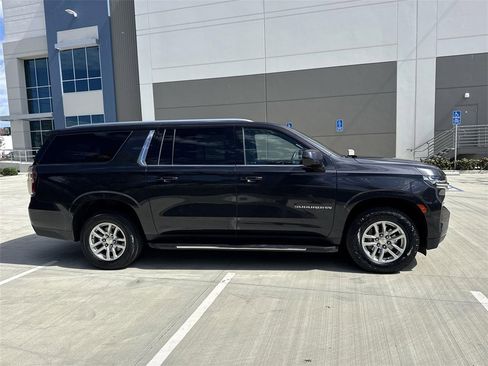 Used 2023 Chevrolet Suburban LT image 2