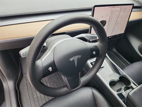 Used 2021 Tesla Model Y Long Range image 10