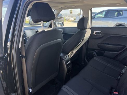 Used 2025 Hyundai Venue SEL image 21