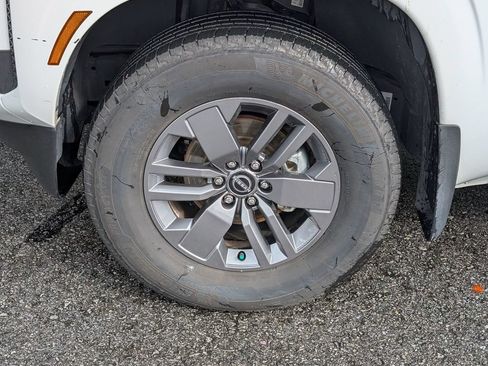 Used 2025 Nissan Frontier SV w/ SV Convenience Package RWD image 11