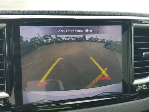 Used 2023 Chrysler Pacifica Touring-L FWD image 16