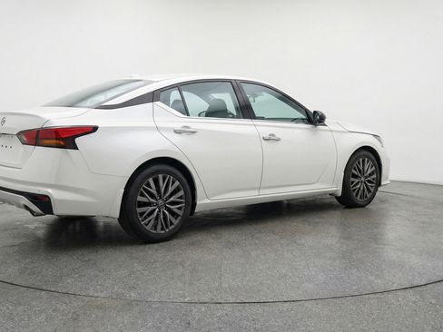 Used 2025 Nissan Altima 2.5 SV image 9