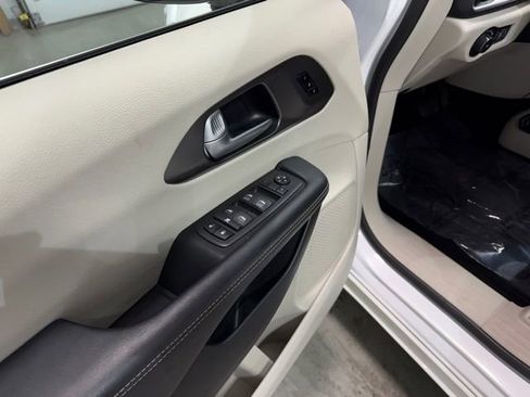 Used 2024 Chrysler Pacifica Touring-L image 11