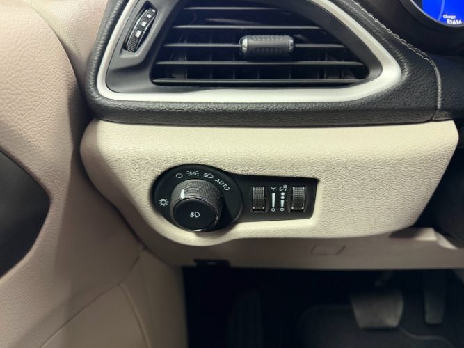 Used 2024 Chrysler Pacifica Limited FWD image 20