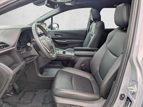 Used 2025 Toyota Sienna XLE Woodland Edition image 16