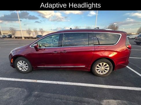 Used 2018 Chrysler Pacifica Touring-L image 2