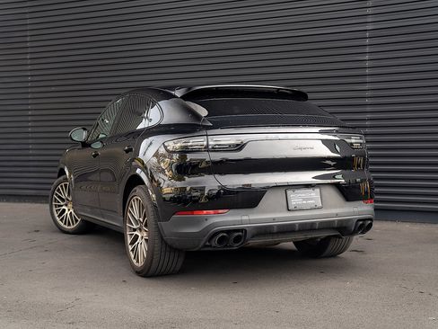 Certified 2022 Porsche Cayenne Platinum Edition image 3