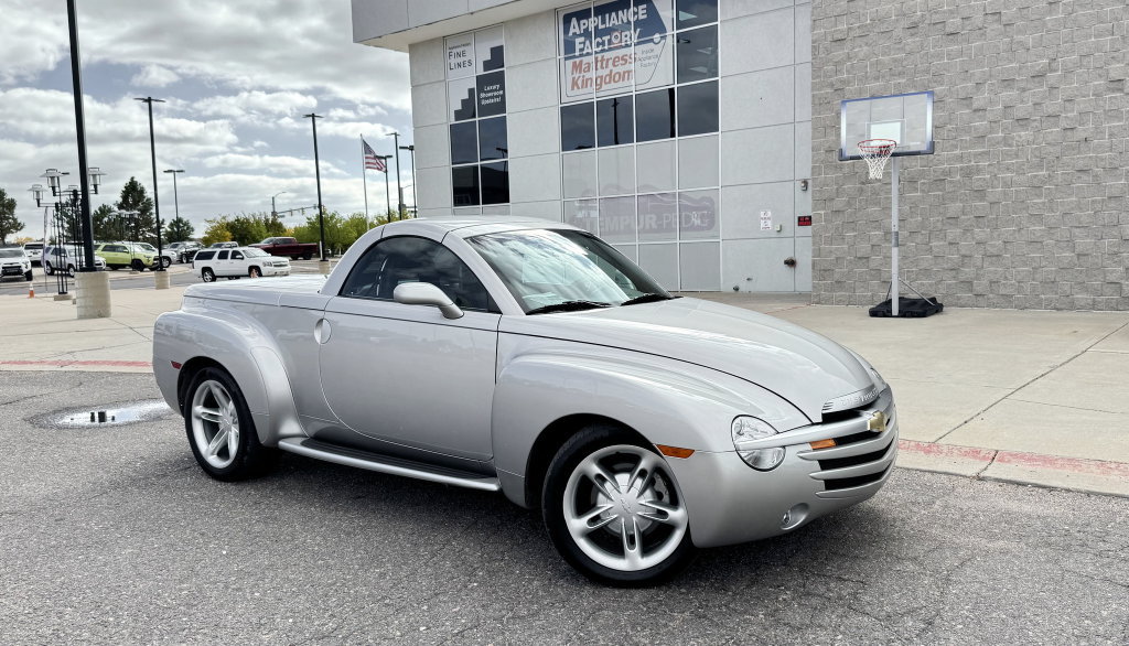 Used 2004 Chevrolet SSR w/ Preferred Equipment Group RWD image 2