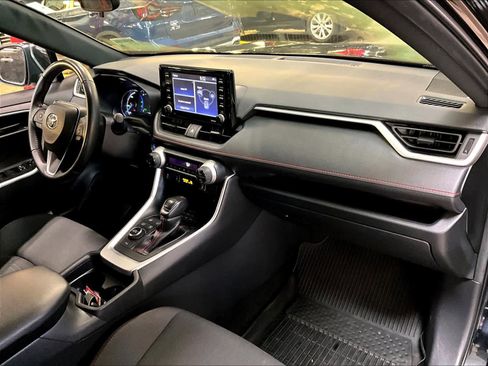 Used 2021 Toyota RAV4 SE image 14