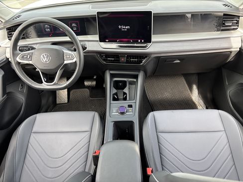 Certified 2025 Volkswagen Tiguan SE image 13