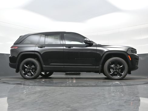 New 2025 Jeep Grand Cherokee Altitude AWD/4WD image 16