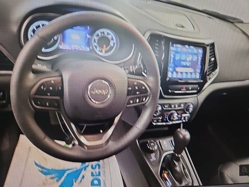 Used 2022 Jeep Cherokee Limited image 9