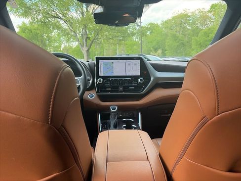 Used 2022 Toyota Highlander Platinum image 5