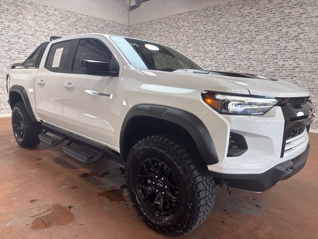 Used 2025 Chevrolet Colorado ZR2 w/ Midnight Edition AWD/4WD image 1