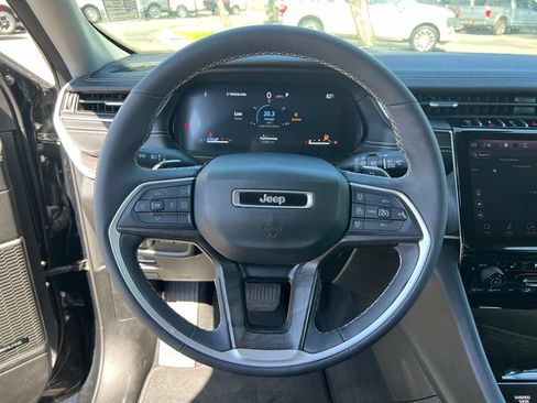 Used 2023 Jeep Grand Cherokee Limited w/ Luxury Tech Group II AWD/4WD image 31