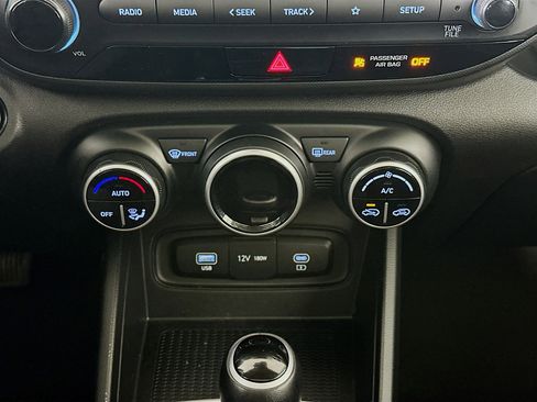 Used 2025 Hyundai Venue SEL image 23