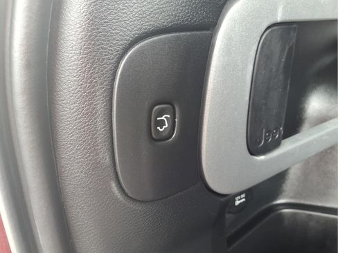 Used 2016 Jeep Cherokee Latitude w/ Comfort/Convenience Group AWD/4WD image 11