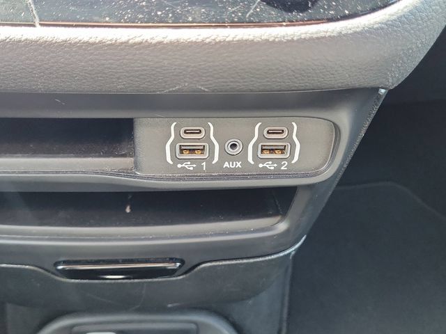Used 2024 Chrysler Pacifica Limited FWD image 31