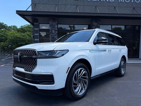 Used 2025 Lincoln Navigator Reserve AWD/4WD image 5