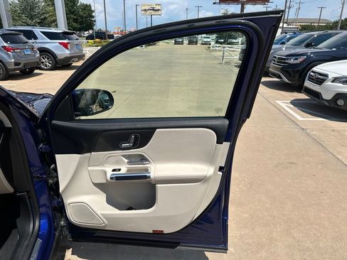 Used 2021 Mercedes-Benz GLB 250 w/ Premium Package image 19