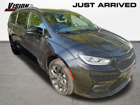 Used 2023 Chrysler Pacifica Touring-L w/ S Appearance Package AWD/4WD image 3
