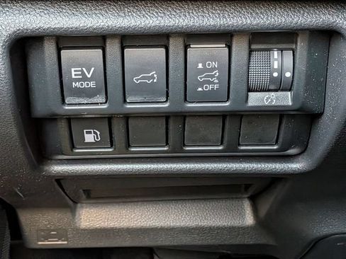 Used 2025 Subaru Forester Premium AWD/4WD image 18