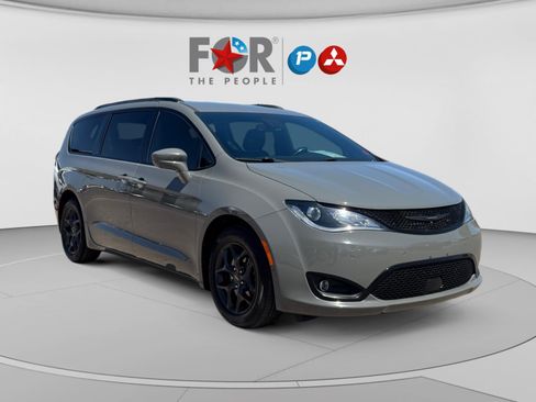 Used 2020 Chrysler Pacifica Touring-L Plus w/ Advanced Safetytec Group FWD image 7
