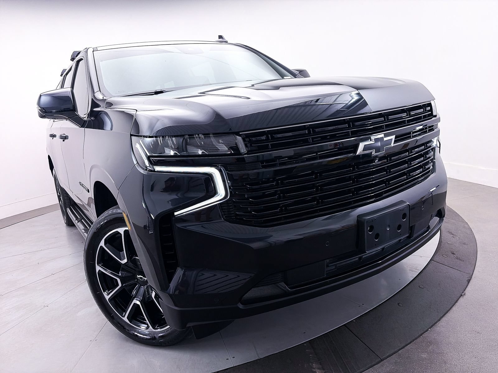 Used 2023 Chevrolet Suburban RST w/ Luxury Package RWD image 3
