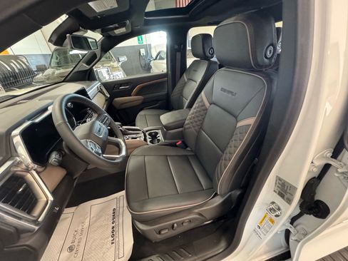 Used 2025 GMC Canyon Denali image 17