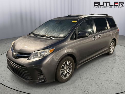 Used 2019 Toyota Sienna XLE FWD image 2