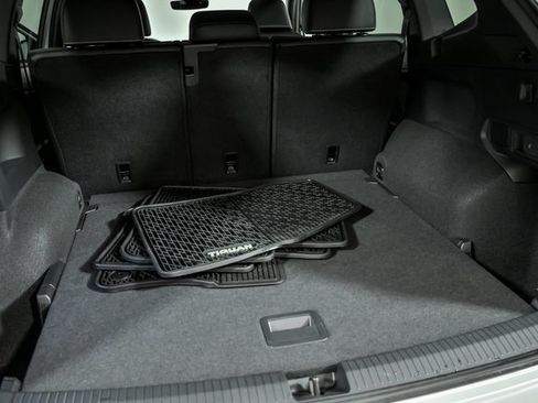 Certified 2024 Volkswagen Tiguan SE R-Line image 8