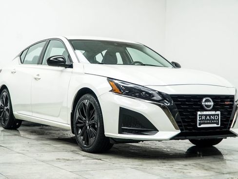 Used 2024 Nissan Altima 2.5 SR FWD image 11