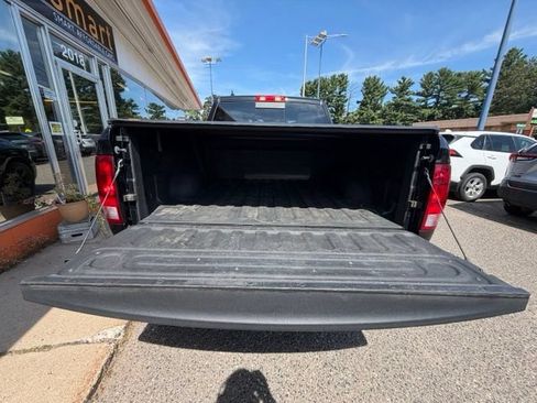 Used 2019 RAM 1500 Classic SLT w/ Black Appearance Group AWD/4WD image 10