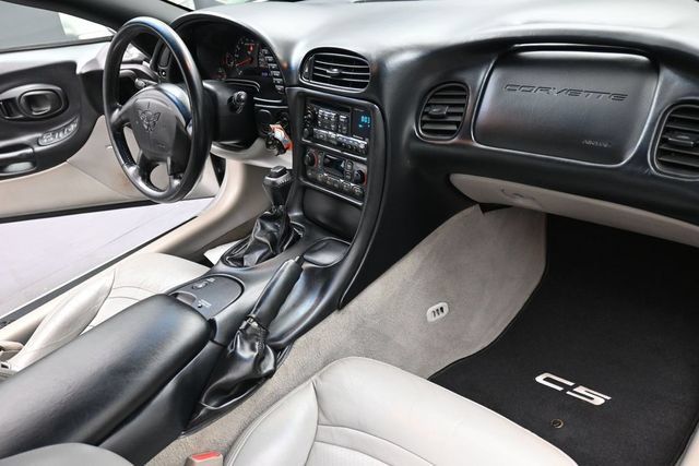 Used 2004 Chevrolet Corvette Coupe RWD image 21