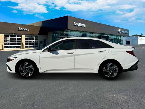 New 2025 Hyundai Elantra SEL FWD image 3