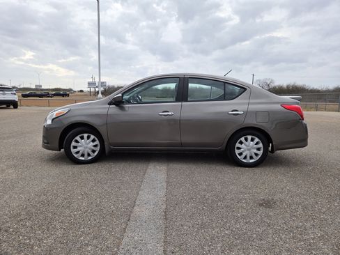 Used 2017 Nissan Versa SV image 4