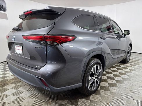 Used 2021 Toyota Highlander XLE FWD image 4