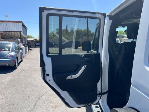 Used 2012 Jeep Wrangler Unlimited Sahara w/ Connectivity Group AWD/4WD image 28