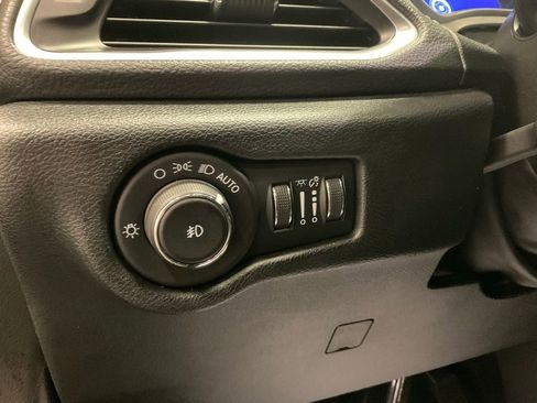 Used 2024 Chrysler Pacifica Premium image 18